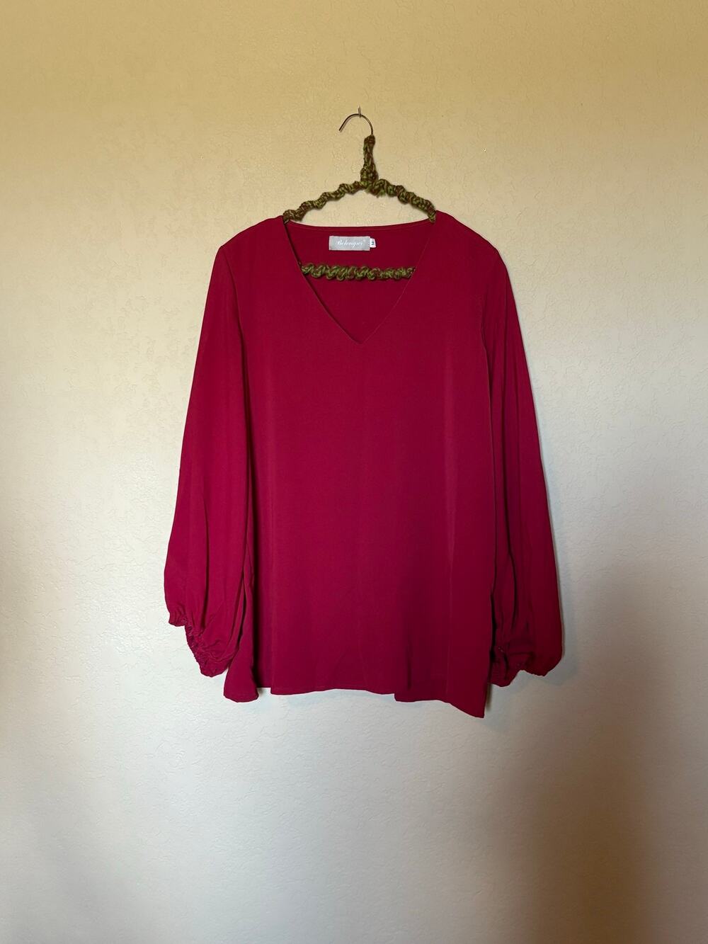 Red Belongsci women's V-Neck Balloon Sleeve Blouse. Size M